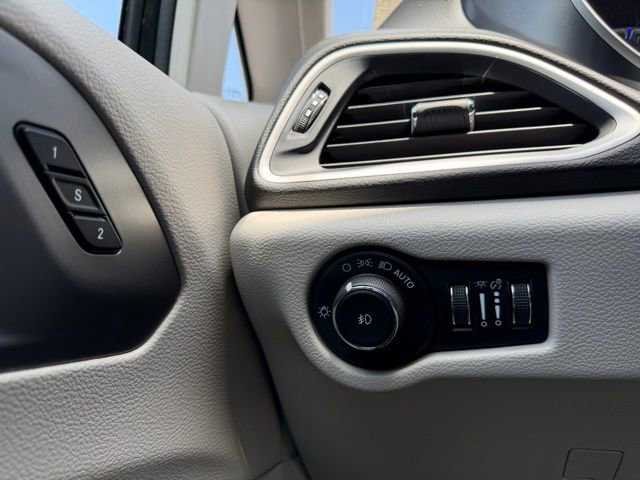 Used 2023 Chrysler Pacifica Touring-L FWD image 21