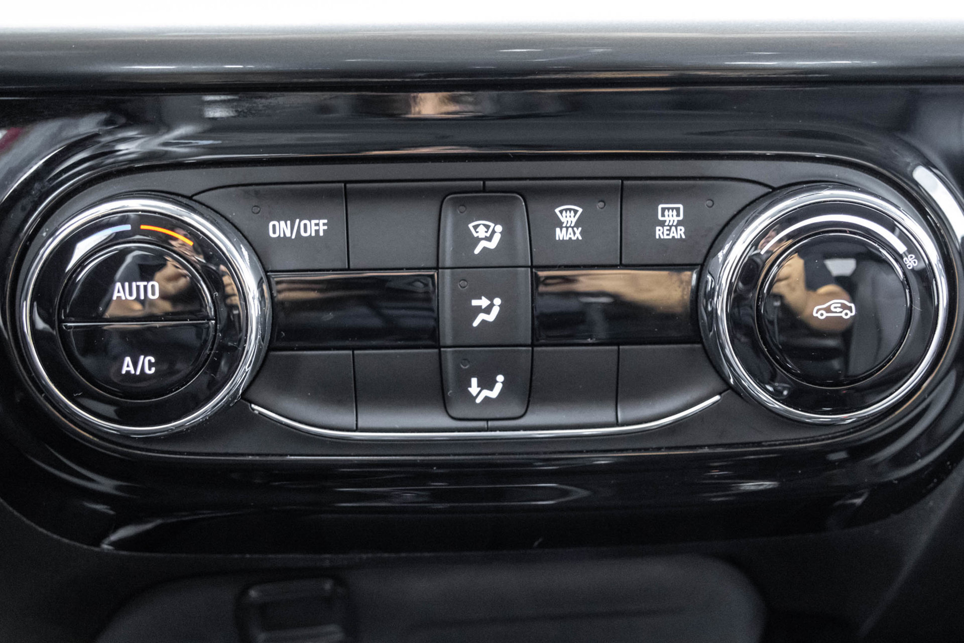 Used 2025 Chevrolet Trax LT FWD image 29