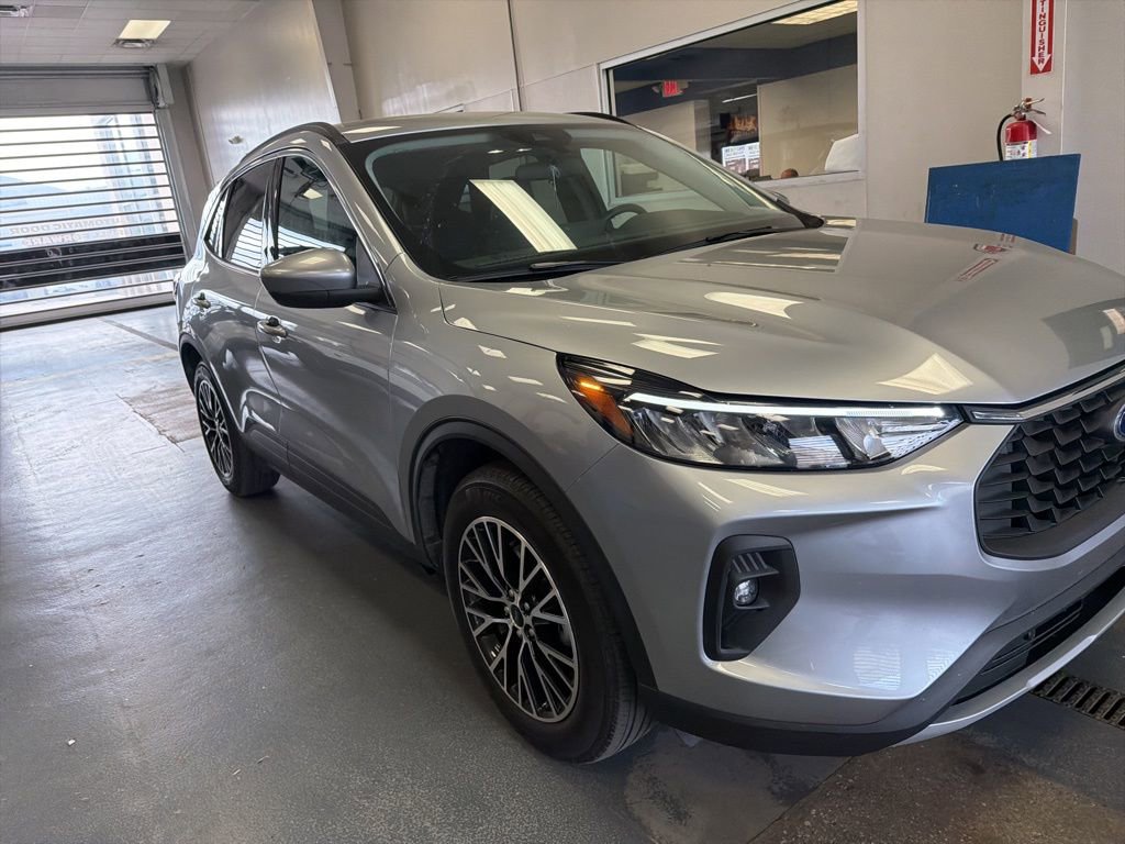 Used 2023 Ford Escape SE image 1