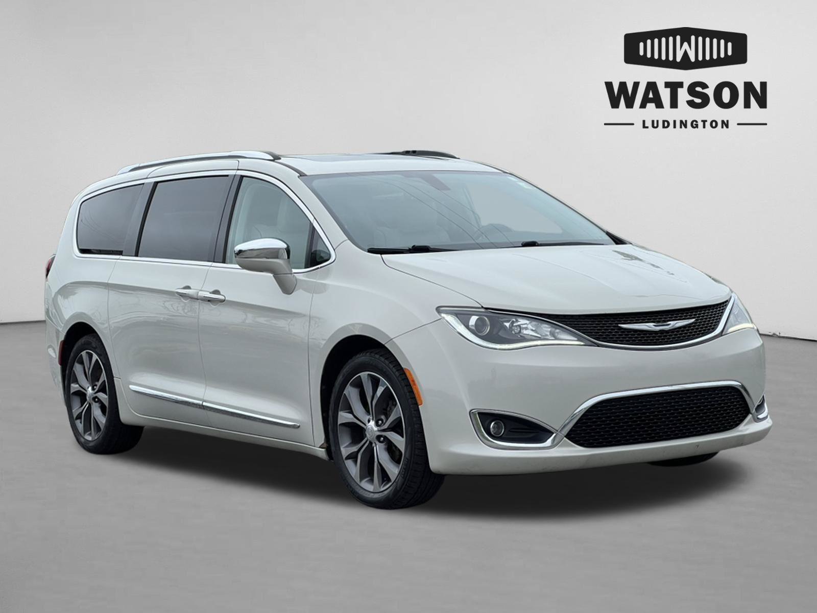 Used 2017 Chrysler Pacifica Limited w/ UConnect Theater Package FWD image 1