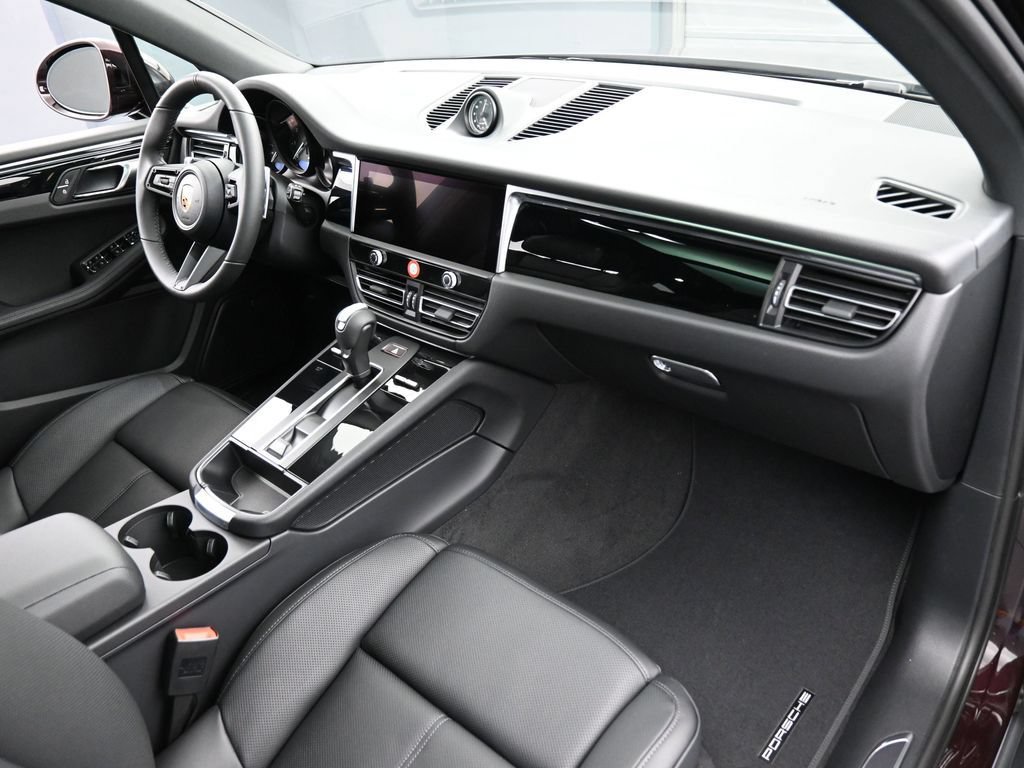 Certified 2026 Porsche Macan AWD/4WD image 32