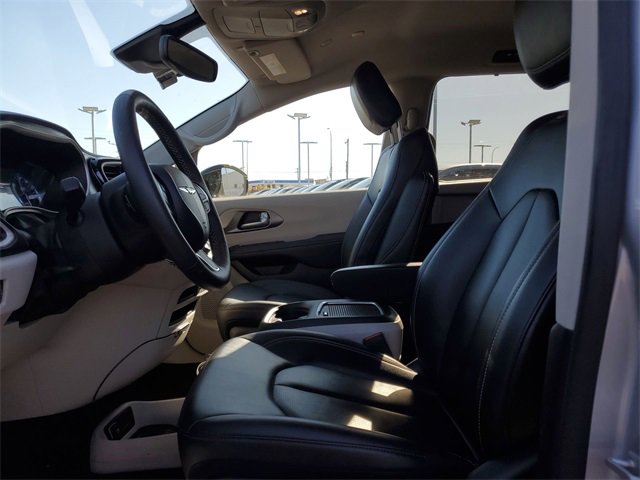 Used 2024 Chrysler Pacifica Touring-L image 19