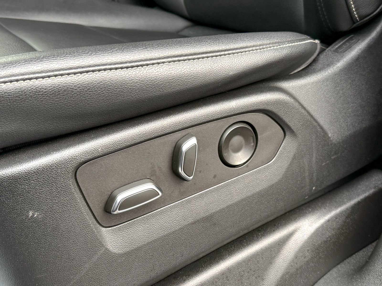 Certified 2022 Cadillac Escalade Luxury image 17