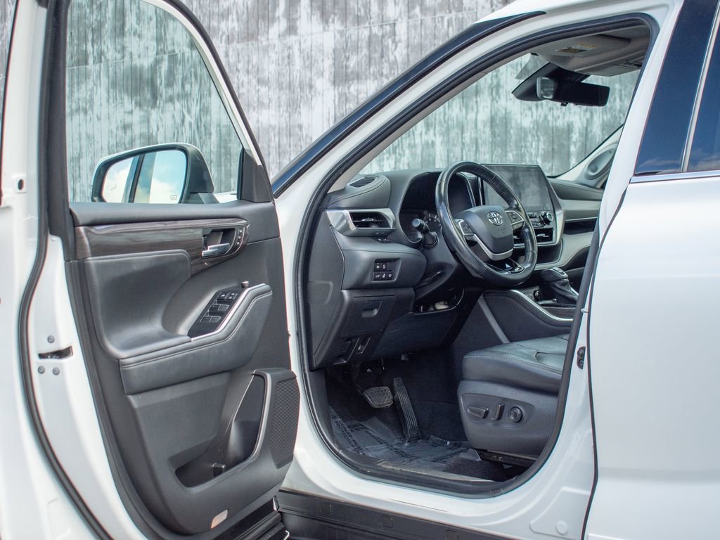 Used 2022 Toyota Highlander Platinum AWD/4WD image 11