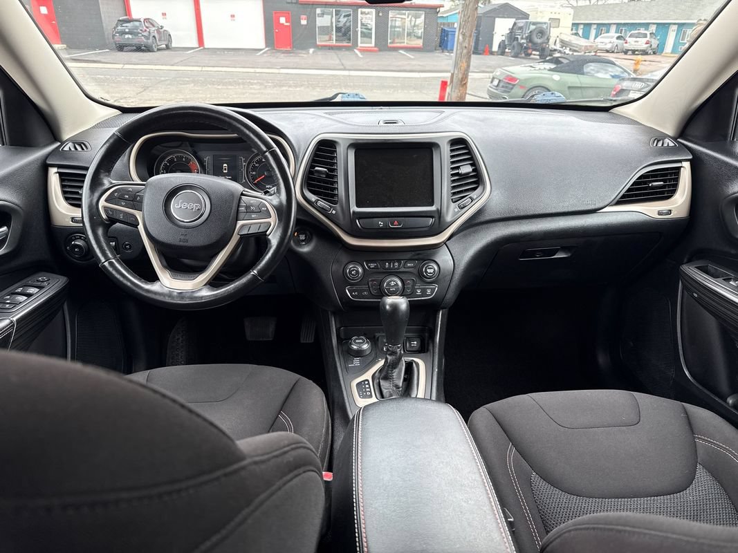 Used 2017 Jeep Cherokee Latitude AWD/4WD image 18