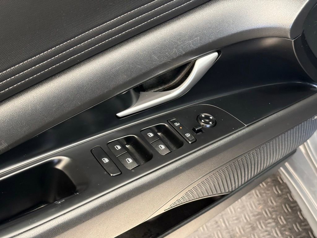 Used 2025 Hyundai Elantra Limited FWD image 15