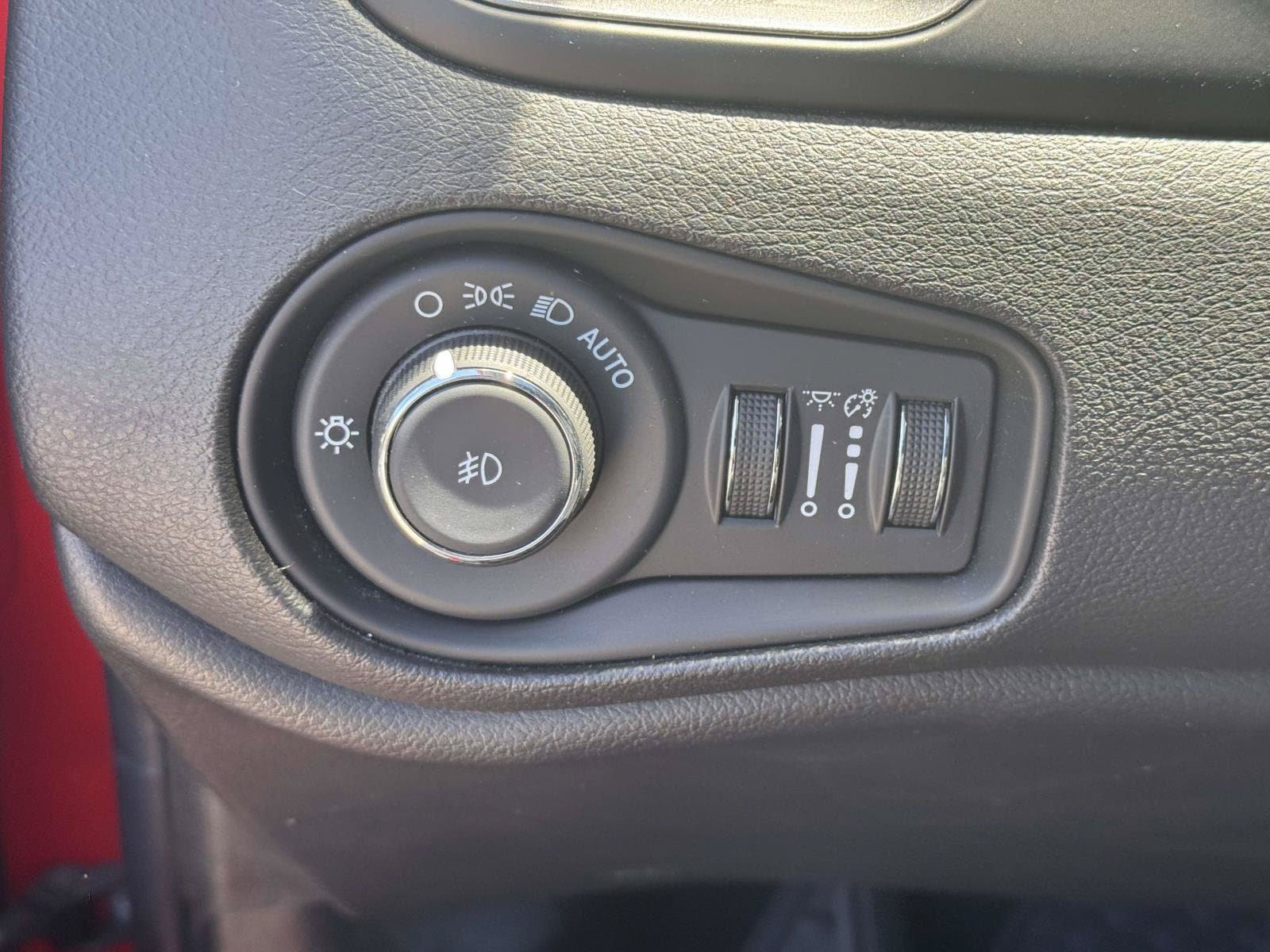 Certified 2023 Jeep Renegade Latitude w/ Sun/Sound Group AWD/4WD image 19