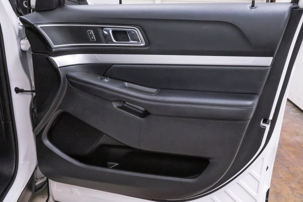 Used 2017 Ford Explorer XLT w/ Equipment Group 201A FWD image 27