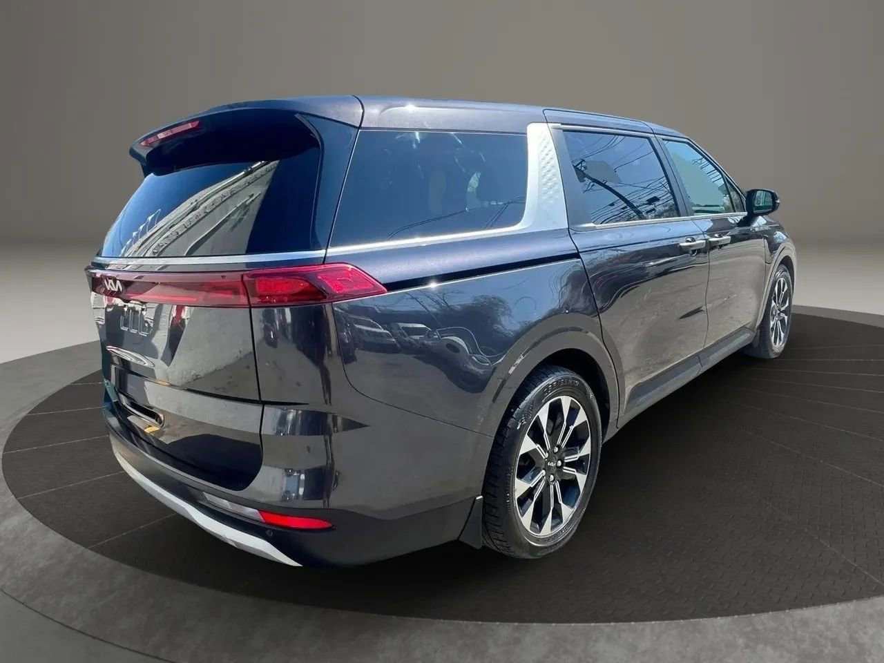 Used 2022 Kia Carnival EX FWD image 5