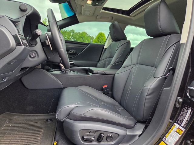 Used 2025 Lexus ES 300h Ultra Luxury w/ Accessory Package (Z1) FWD image 9