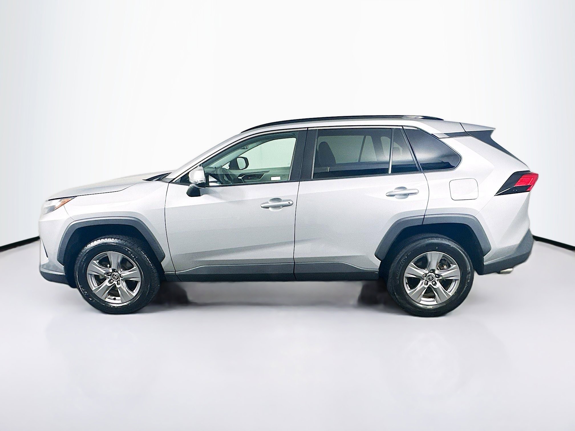 Used 2022 Toyota RAV4 XLE image 4