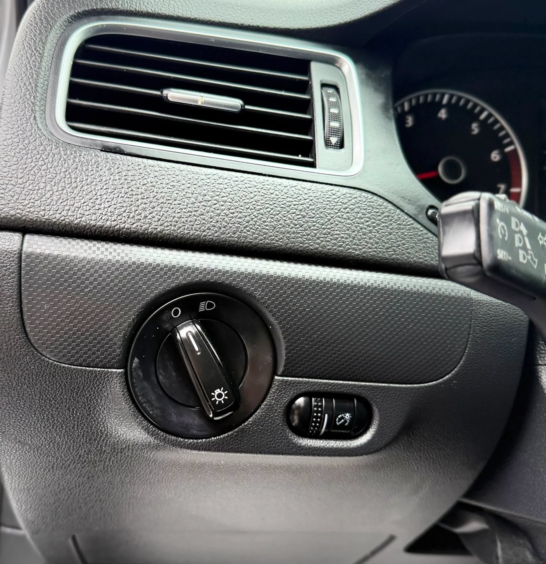 Used 2014 Volkswagen Jetta SE FWD image 17