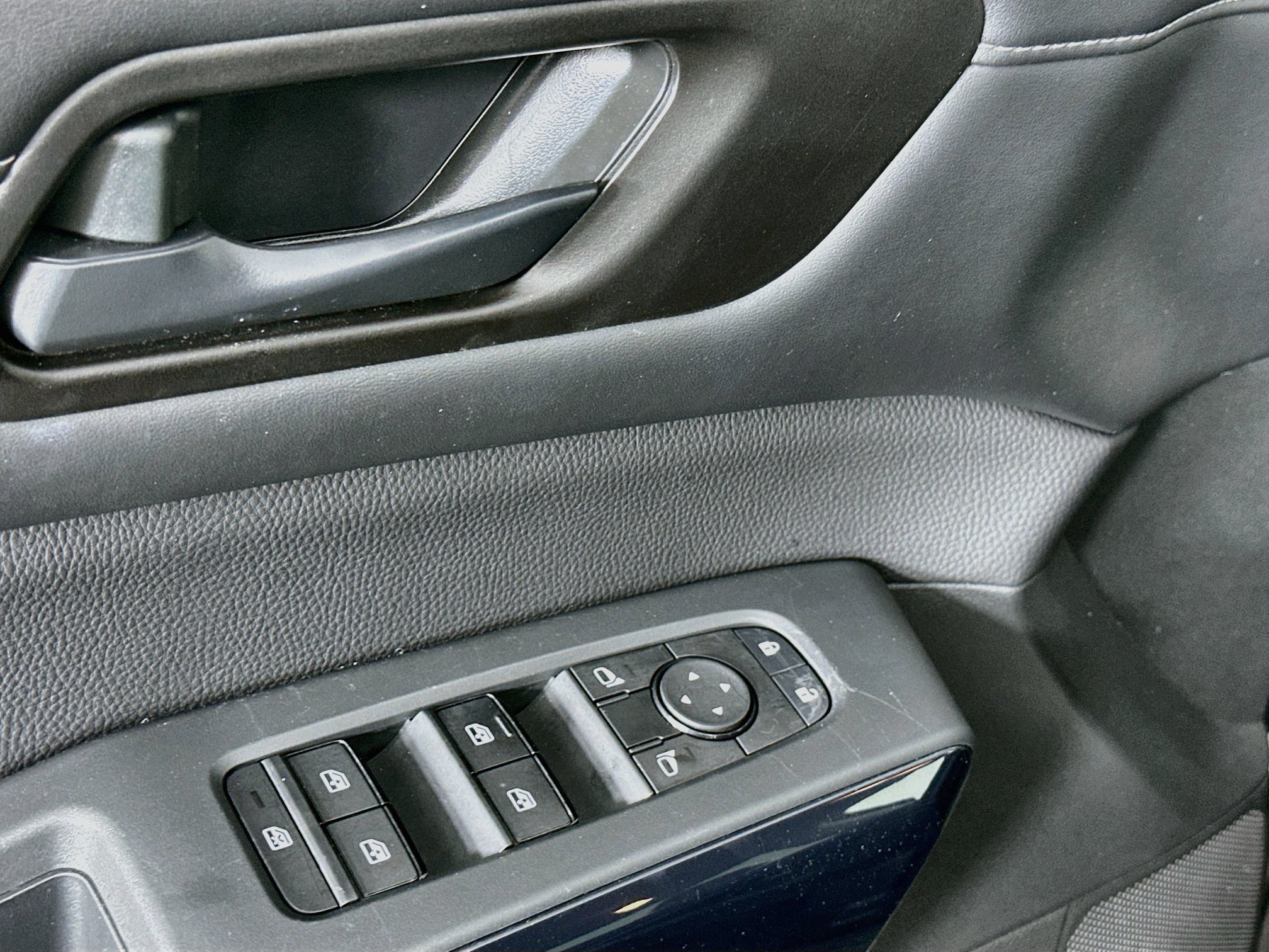 Used 2025 Nissan Pathfinder SV FWD image 15