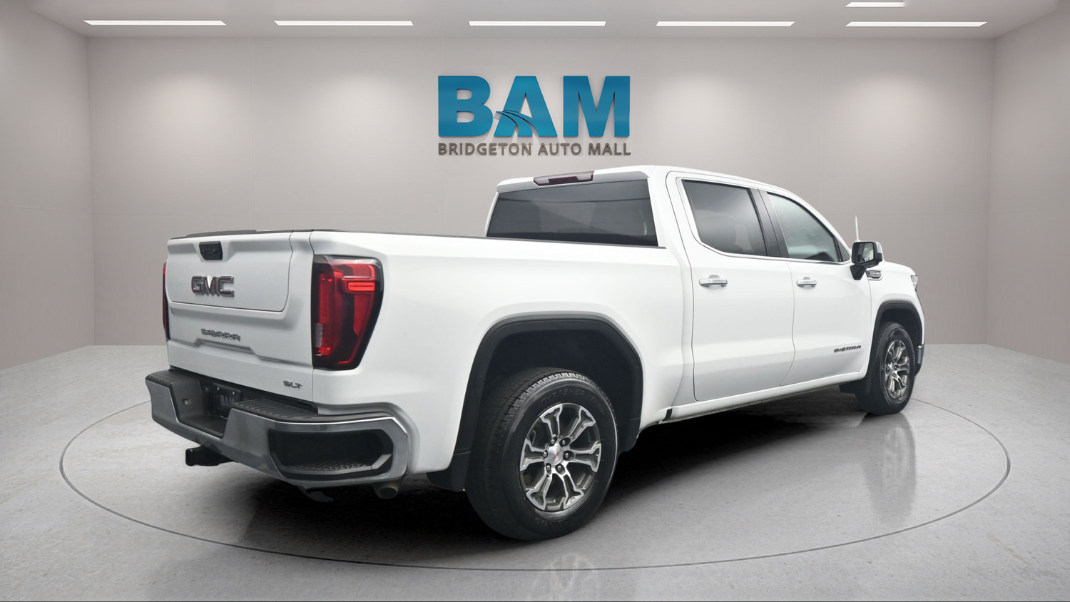 Used 2025 GMC Sierra 1500 SLT RWD image 2