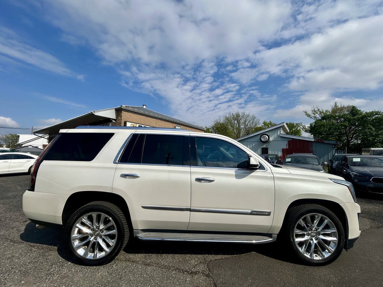 Used 2015 Cadillac Escalade Luxury AWD/4WD image 2