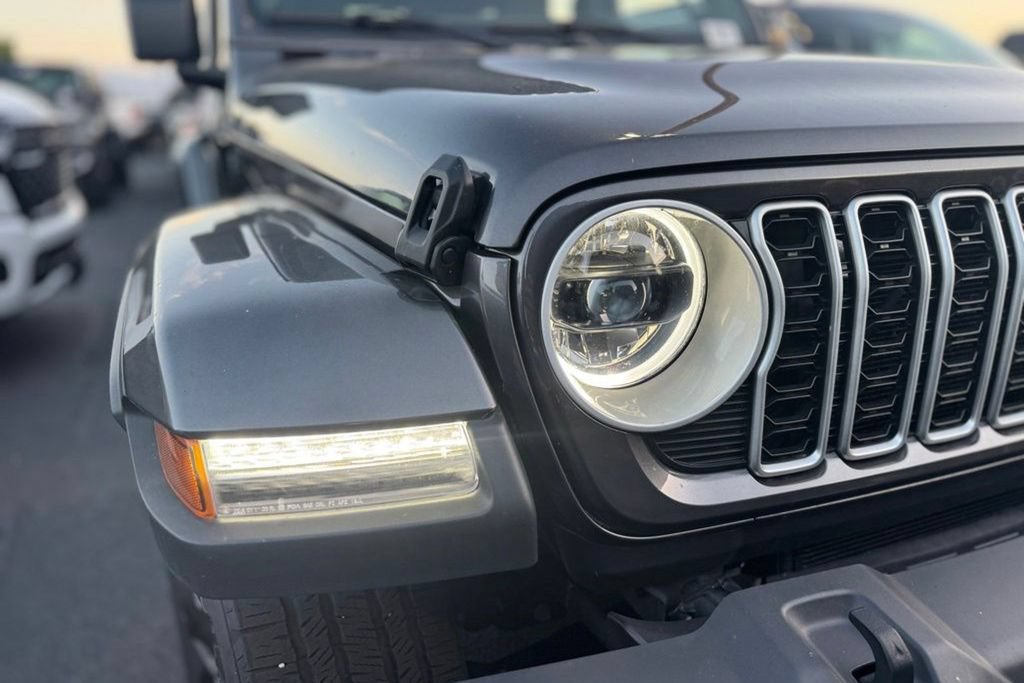 Used 2025 Jeep Wrangler Unlimited Sahara w/ Safety Group AWD/4WD image 9