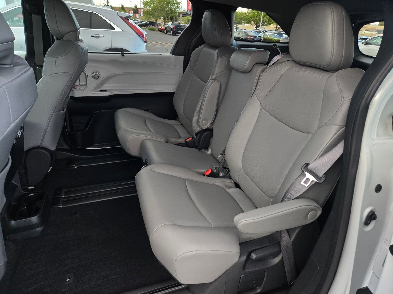Used 2025 Toyota Sienna XLE w/ XLE Plus Package FWD image 11