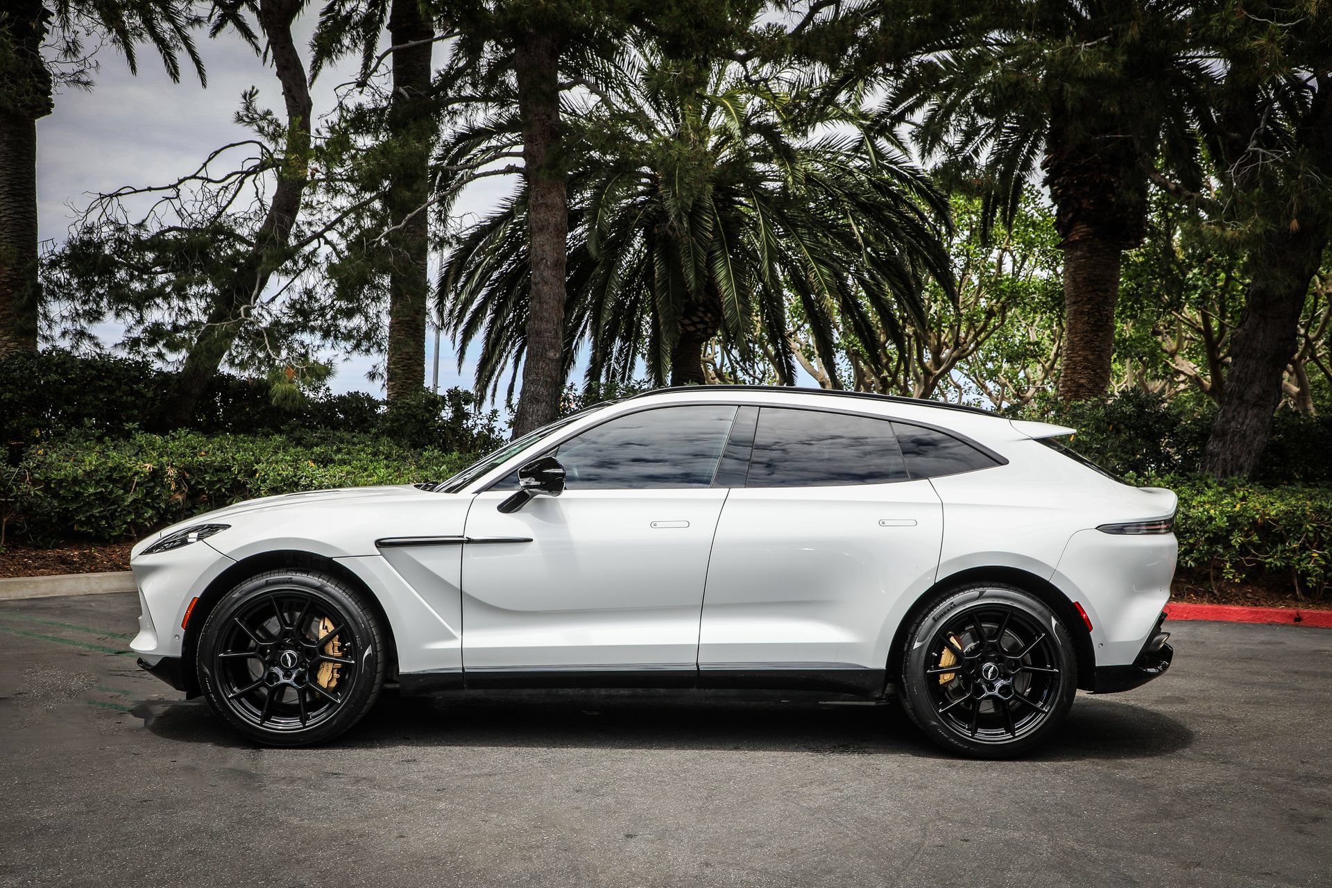 Used 2022 Aston Martin DBX AWD/4WD image 43