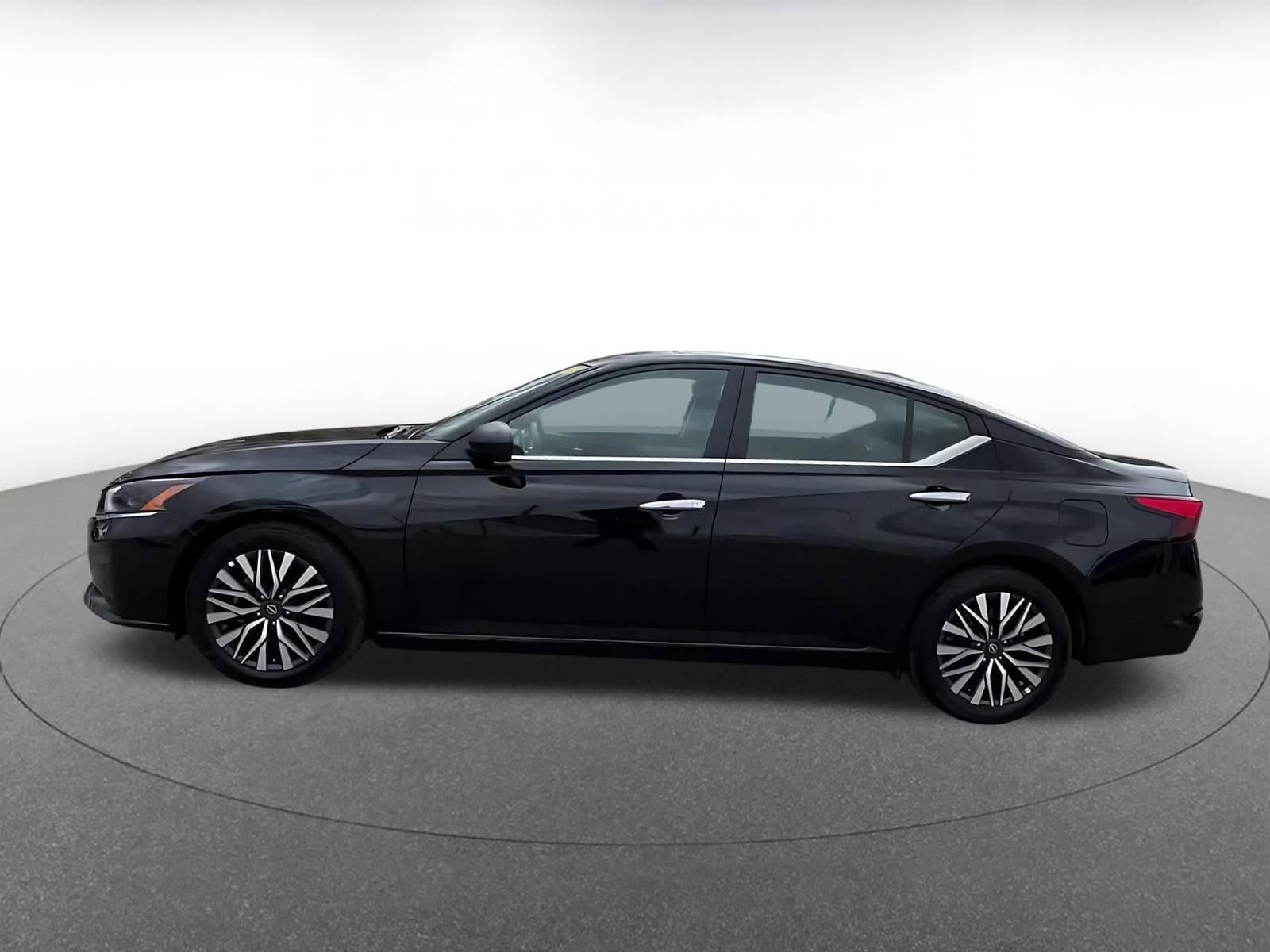 Used 2025 Nissan Altima 2.5 SV image 9