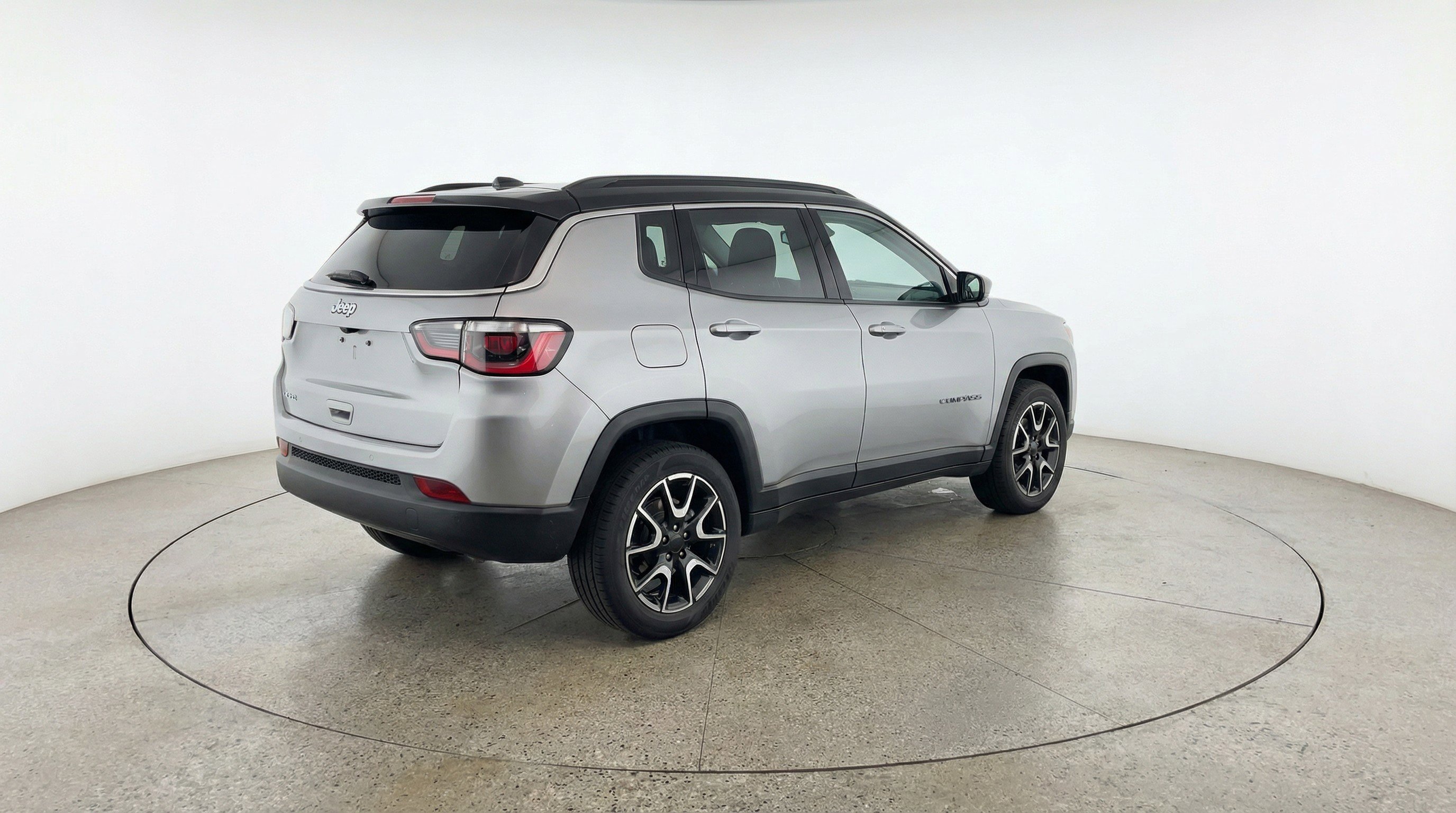 Used 2025 Jeep Compass Trailhawk AWD/4WD image 9
