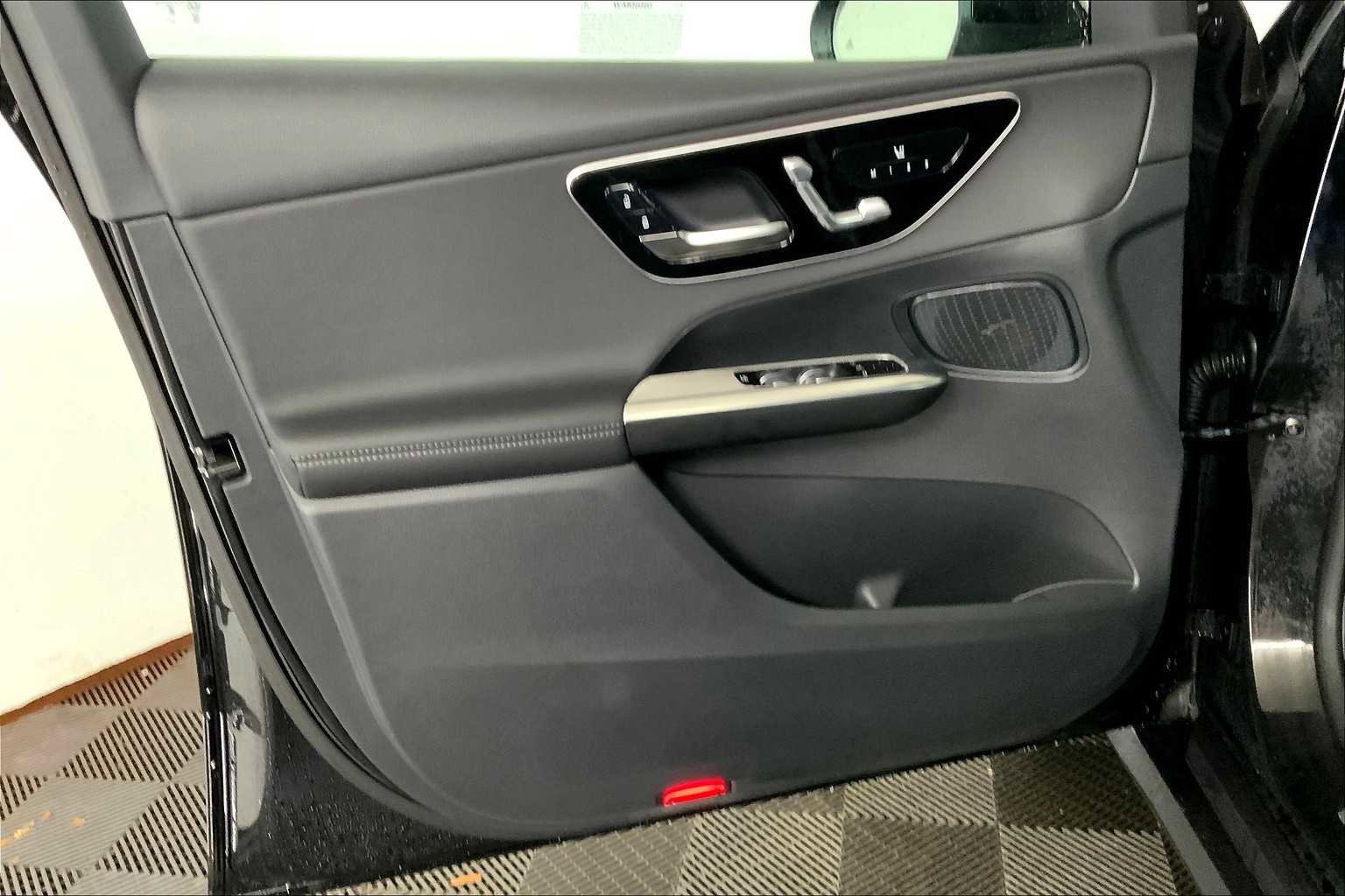 Used 2025 Mercedes-Benz GLC 300 4MATIC image 12