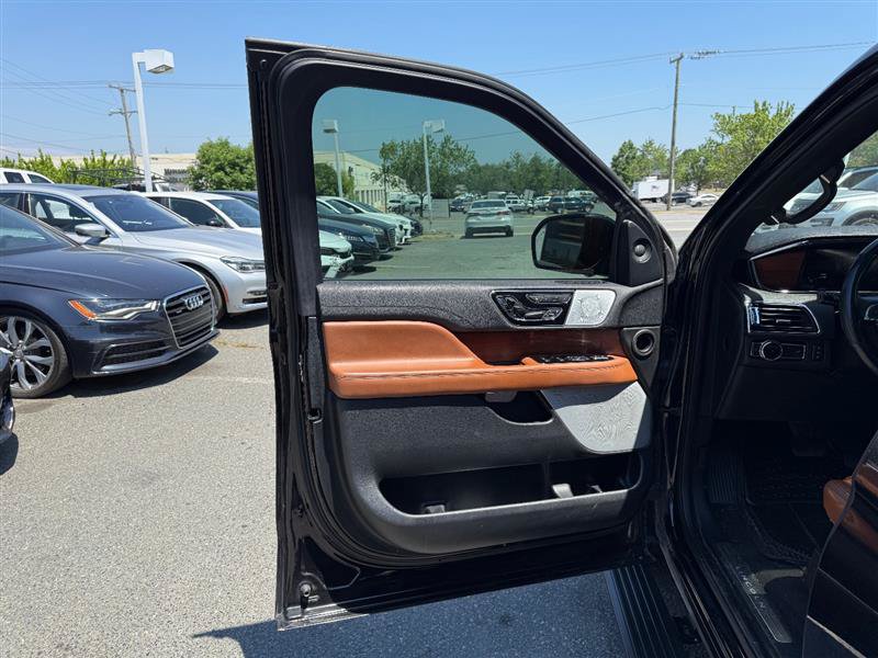 Used 2020 Lincoln Navigator Reserve w/ Luxury Package RWD image 16