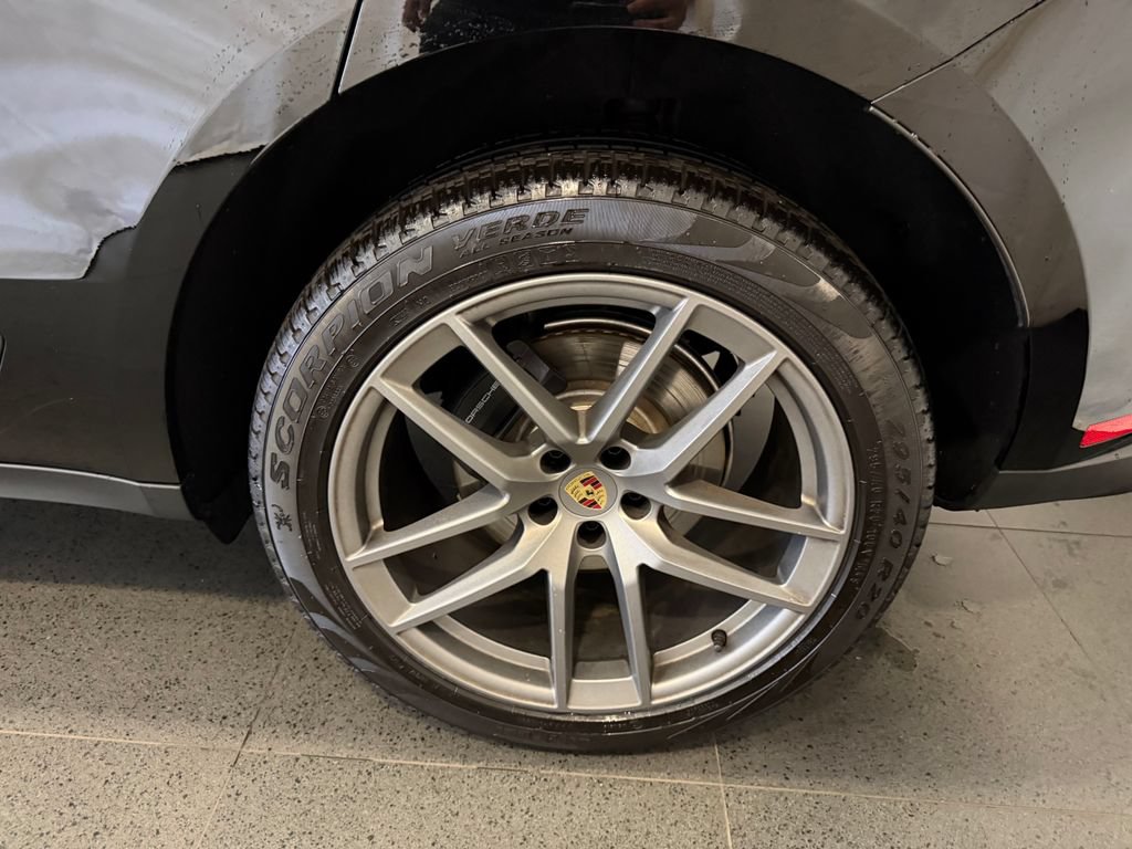 Certified 2026 Porsche Macan AWD/4WD image 11