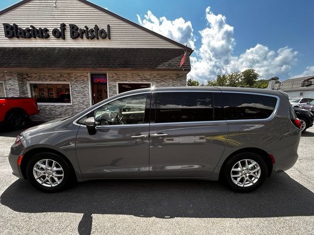 Used 2023 Chrysler Pacifica Touring-L FWD image 3