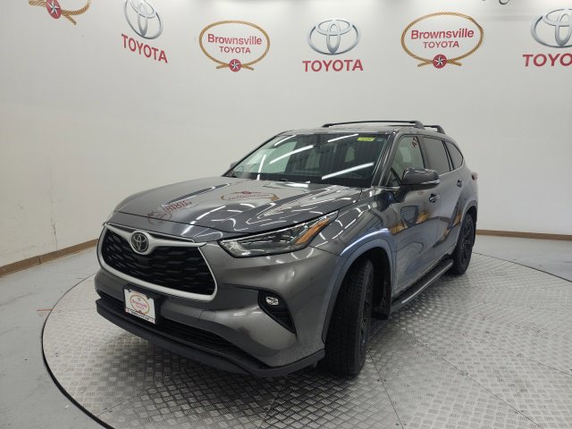 Used 2024 Toyota Highlander LE FWD image 2