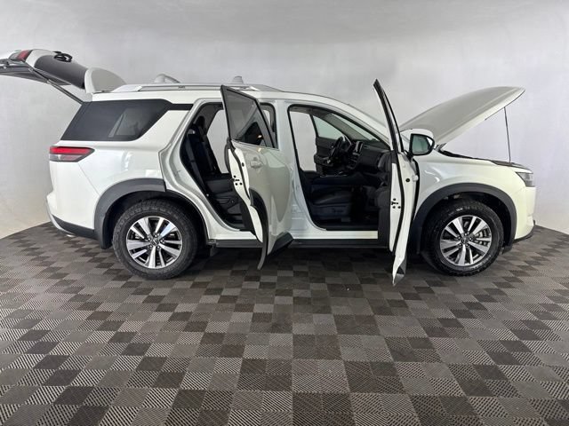 Used 2022 Nissan Pathfinder SL w/ SL Black Package AWD/4WD image 16