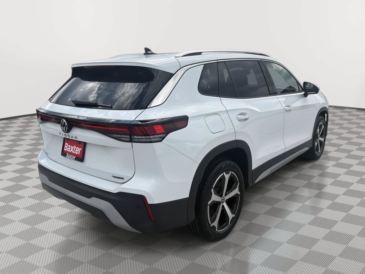 Certified 2025 Volkswagen Tiguan SE AWD/4WD image 8
