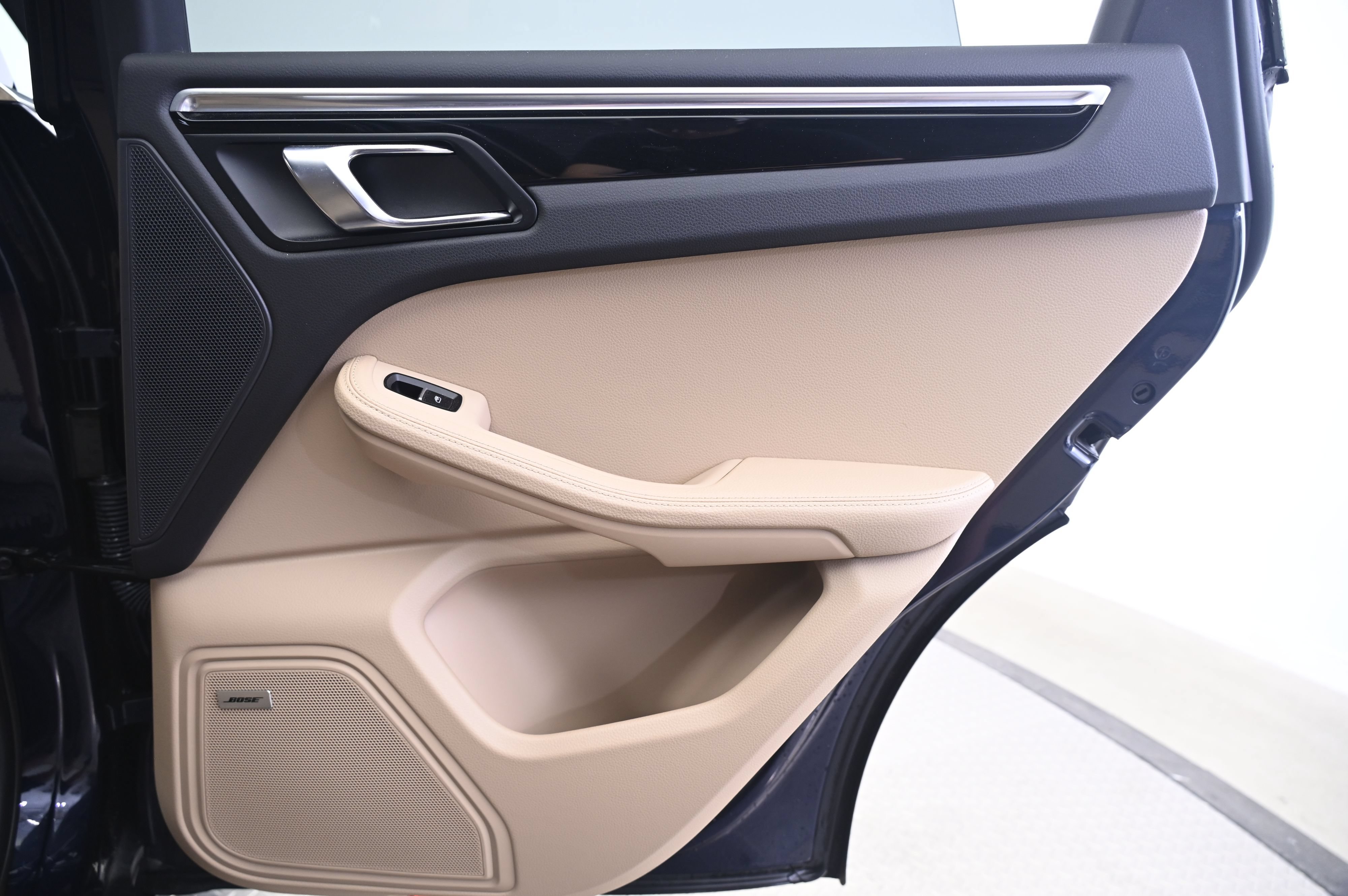 Certified 2022 Porsche Macan AWD/4WD image 16