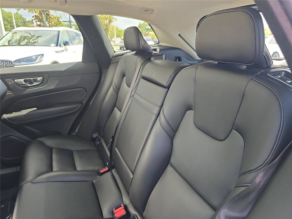 Used 2023 Volvo XC60 B5 Core w/ Climate Package FWD image 11