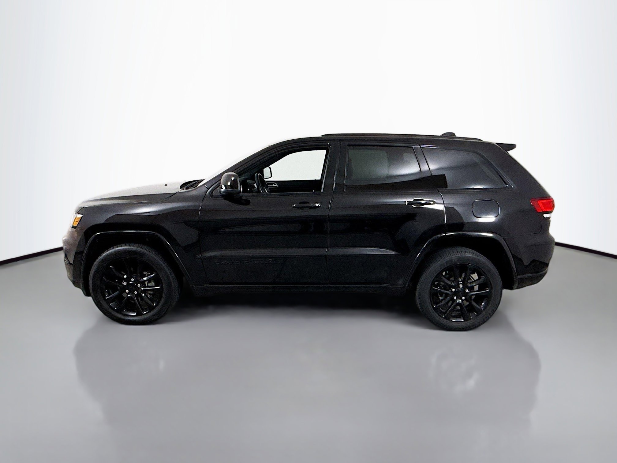 Used 2020 Jeep Grand Cherokee Altitude image 4