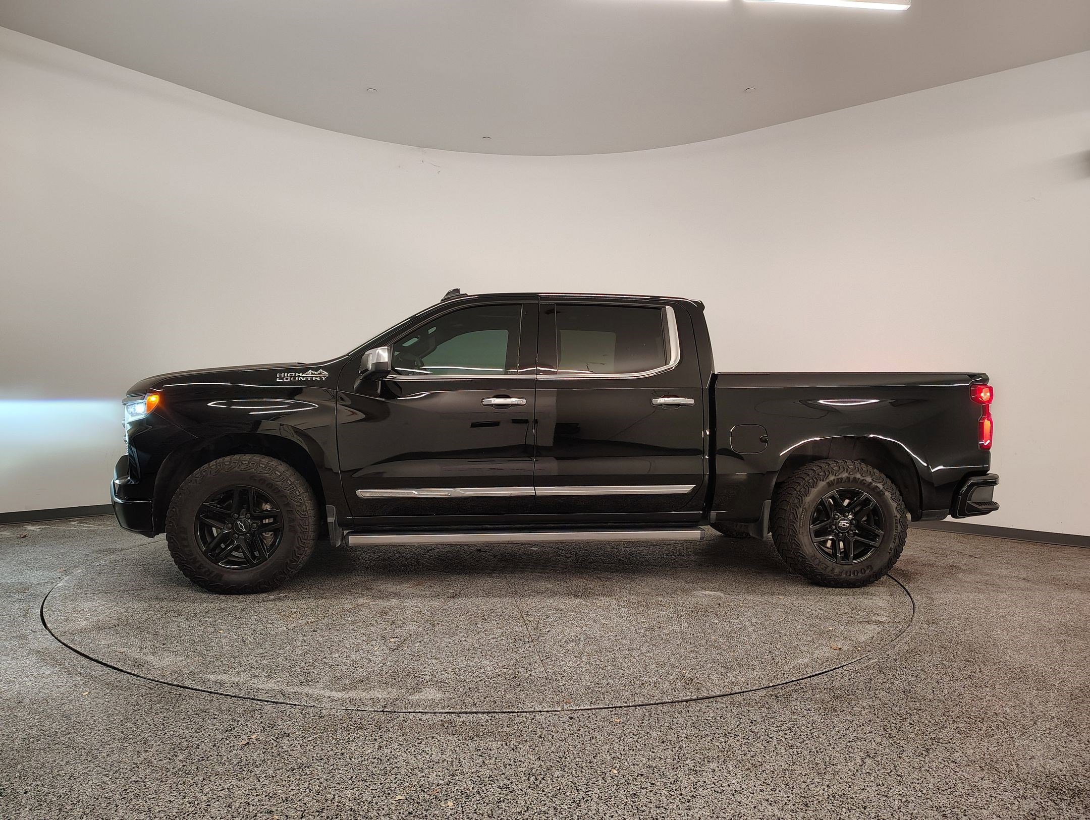 Used 2023 Chevrolet Silverado 1500 High Country w/ High Country Premium Package image 2