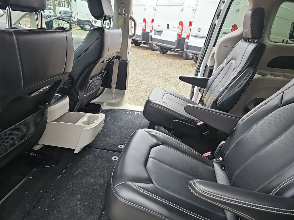 Used 2024 Chrysler Pacifica Touring-L image 14