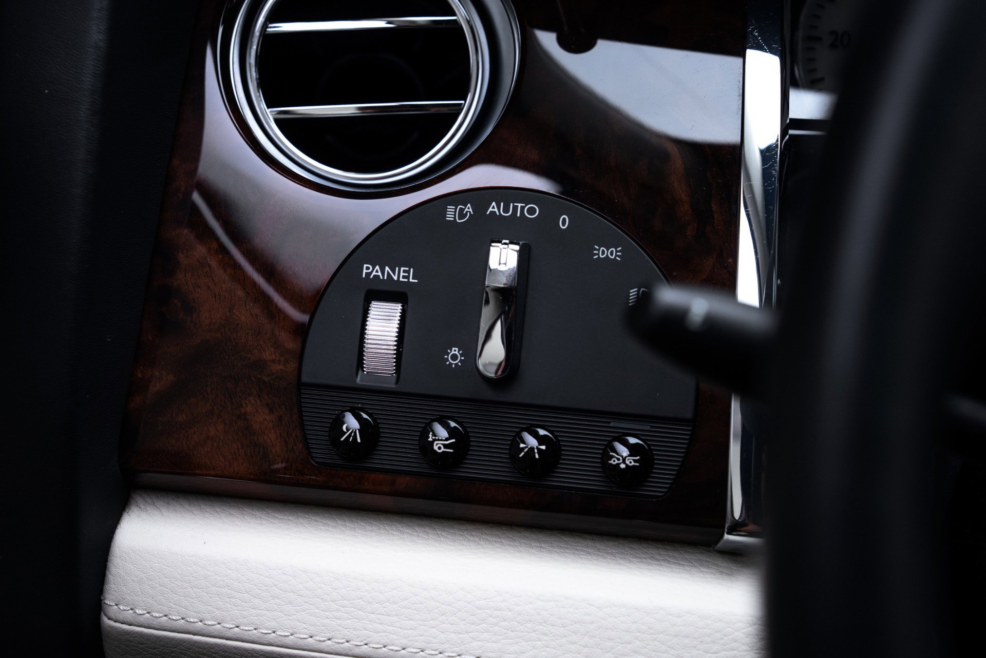 Used 2012 Rolls-Royce Ghost image 32