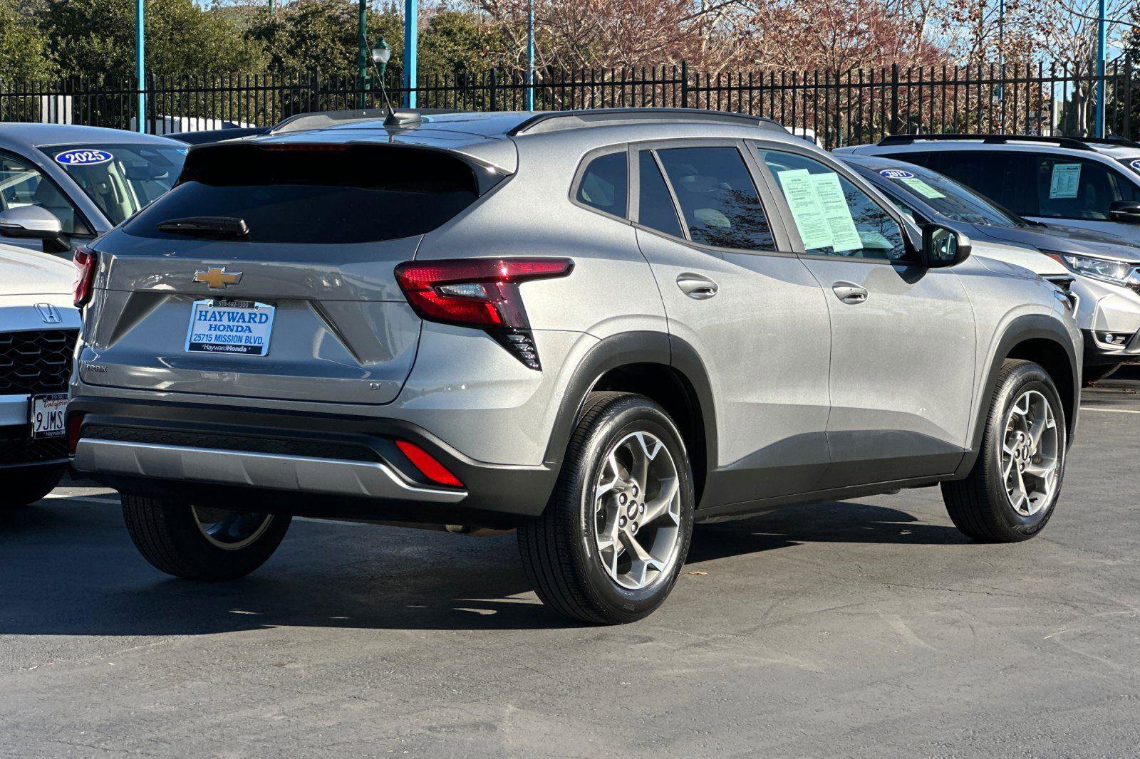 Used 2025 Chevrolet Trax LT w/ LT Convenience Package image 3