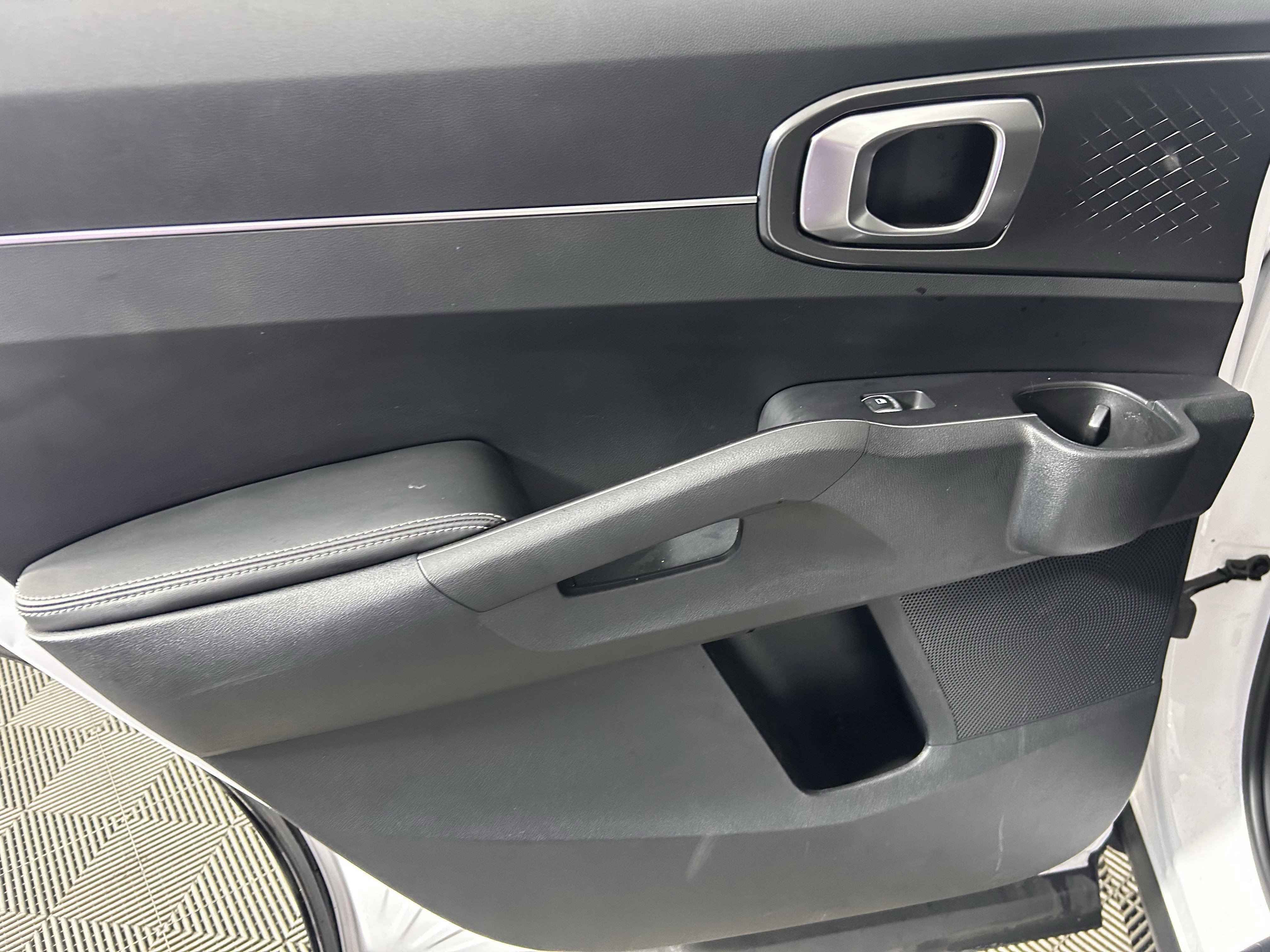 Used 2025 Kia Sorento S image 34