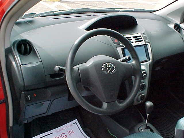 Used 2007 Toyota Yaris 2-Door Hatchback image 11
