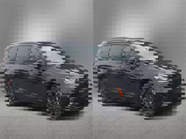 New 2026 Chrysler Pacifica Select w/ S Appearance Package image 2