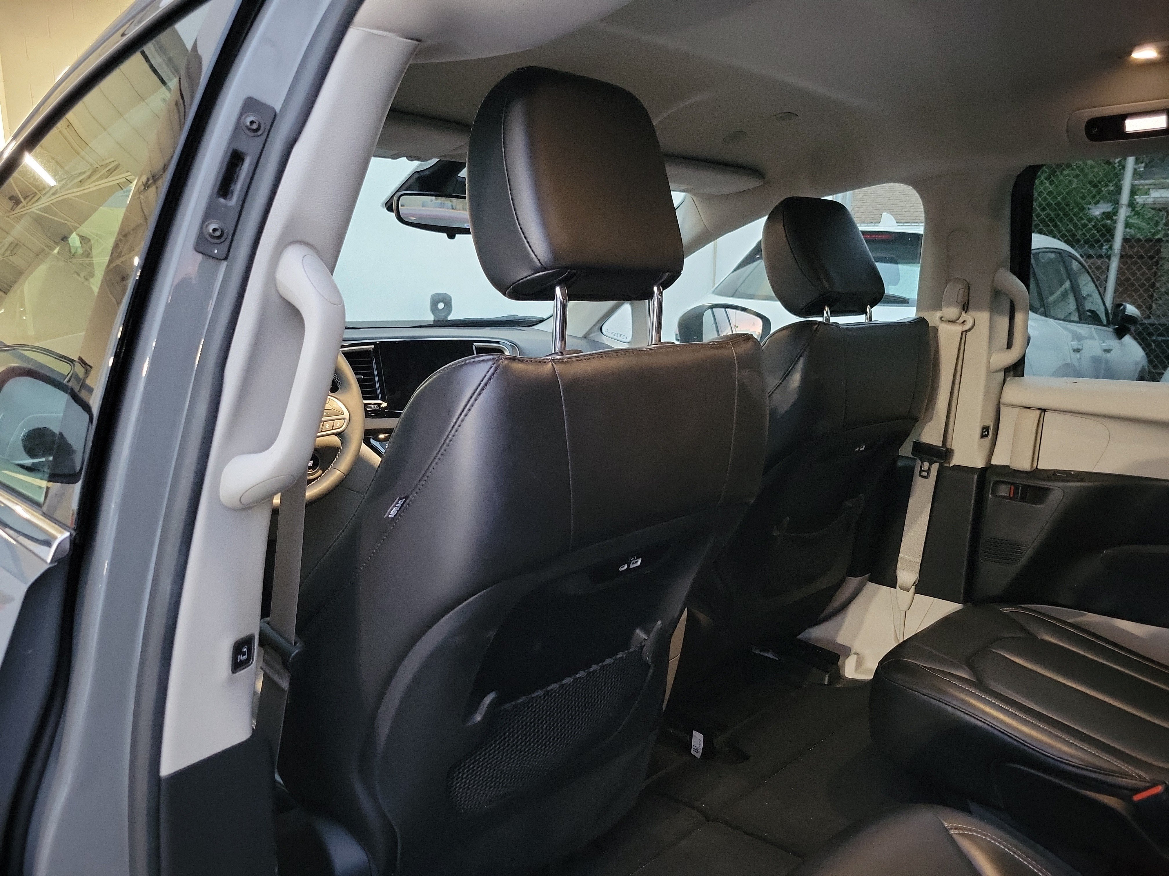 Used 2023 Chrysler Pacifica Touring-L FWD image 12