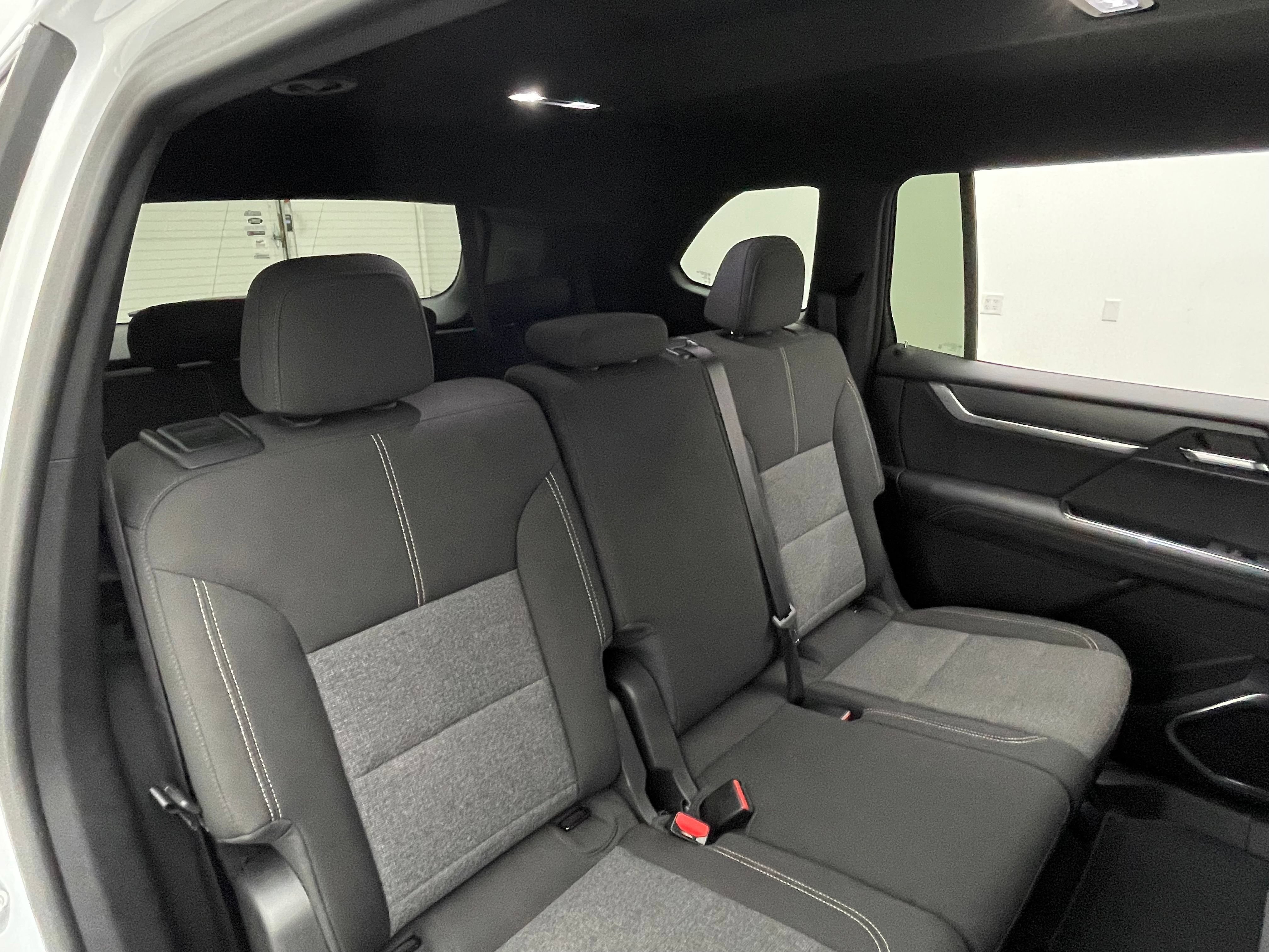 Used 2025 GMC Acadia Elevation FWD image 37