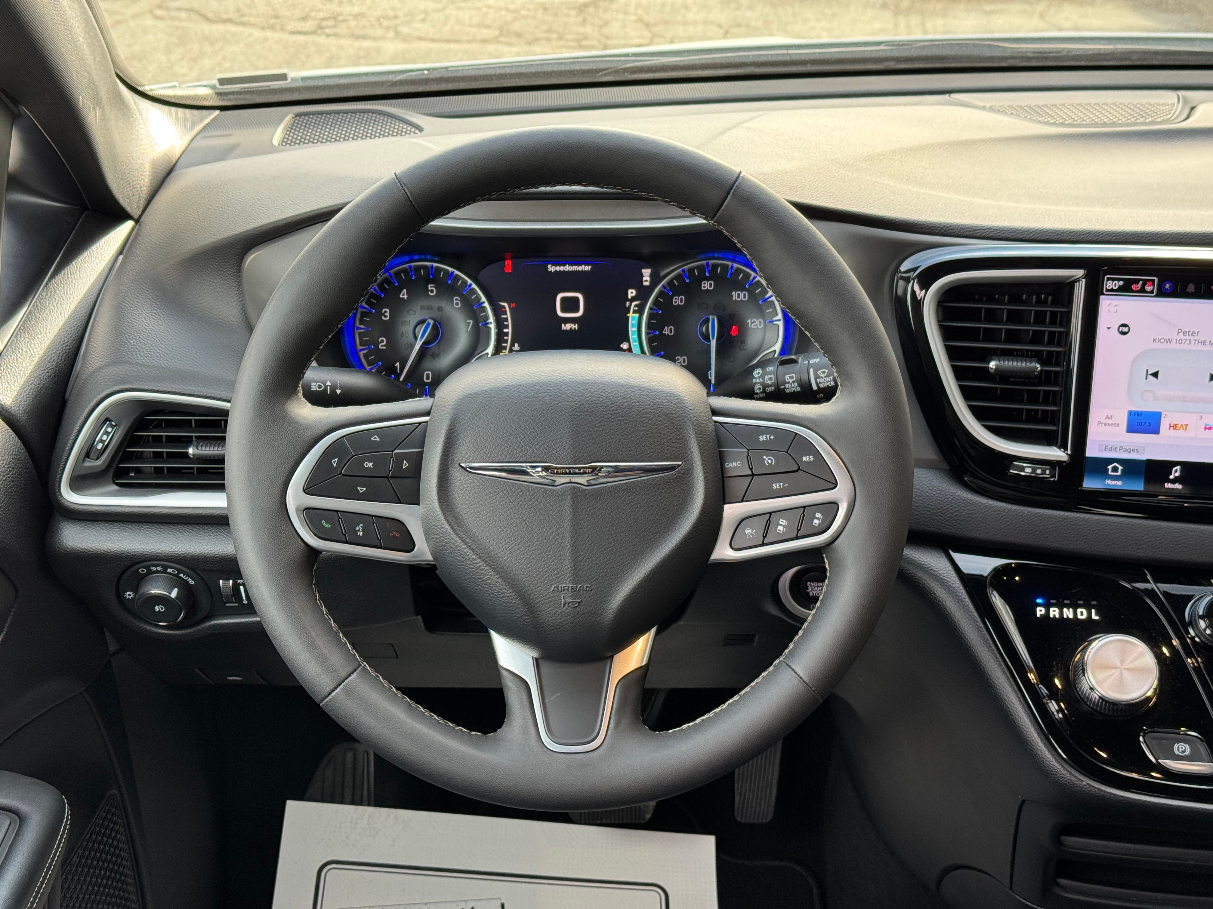 Used 2025 Chrysler Pacifica Select FWD image 10