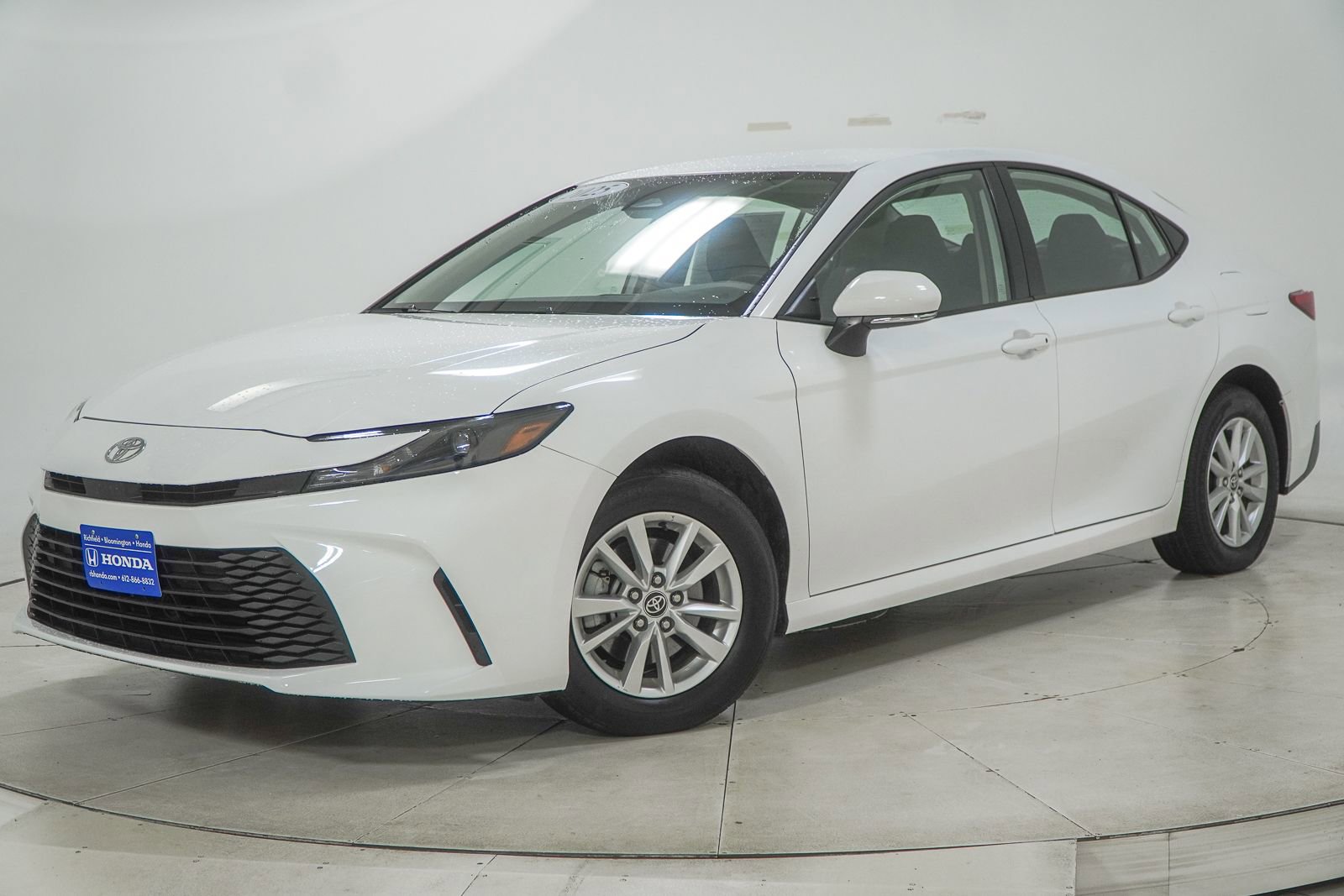 Used 2025 Toyota Camry LE AWD/4WD image 1