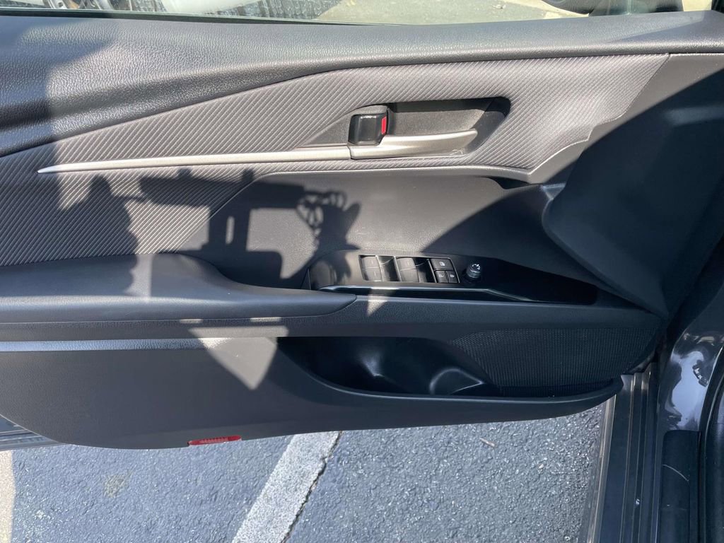 Used 2025 Toyota Camry SE image 27