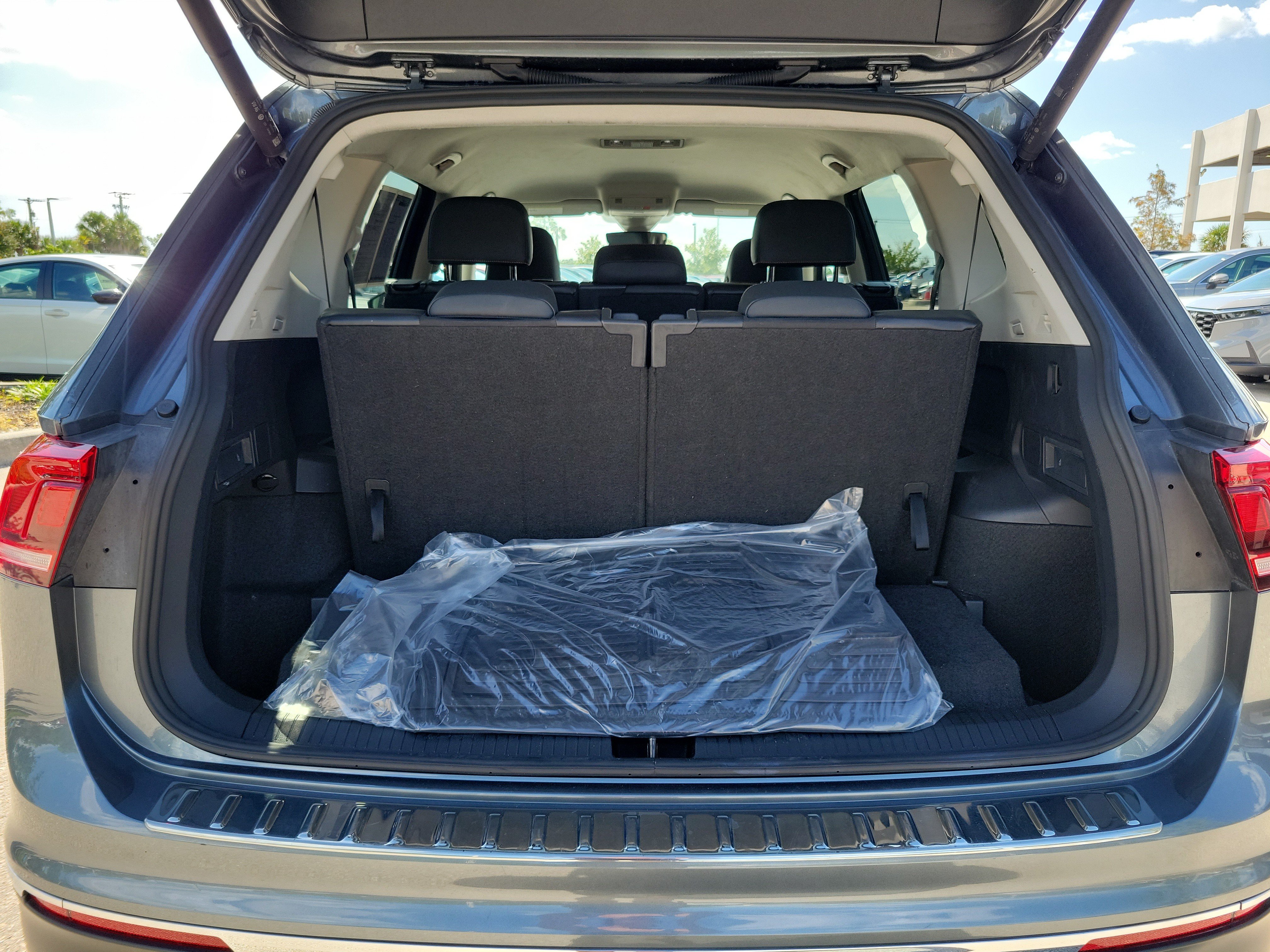 Used 2024 Volkswagen Tiguan SE FWD image 8