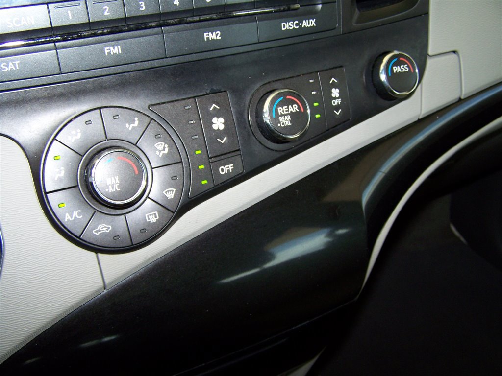 Used 2013 Toyota Sienna L FWD image 12