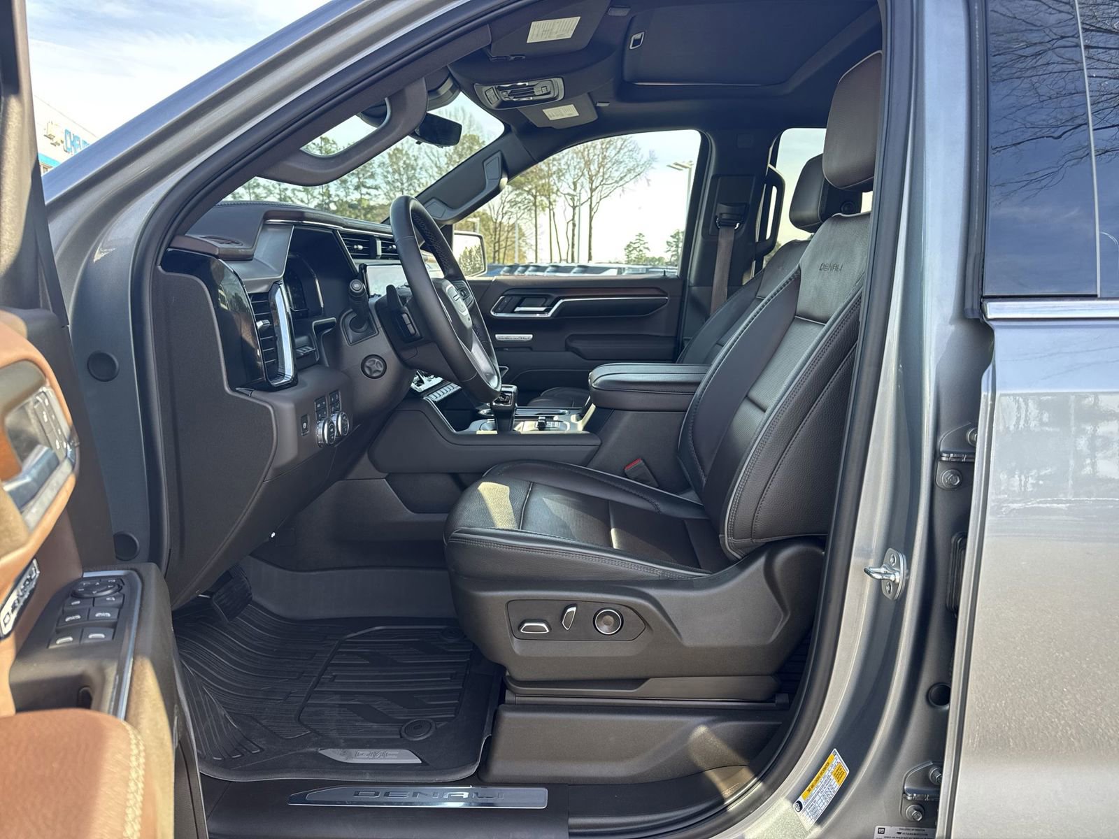 Used 2025 GMC Sierra 1500 Denali w/ Denali Reserve Package AWD/4WD image 16