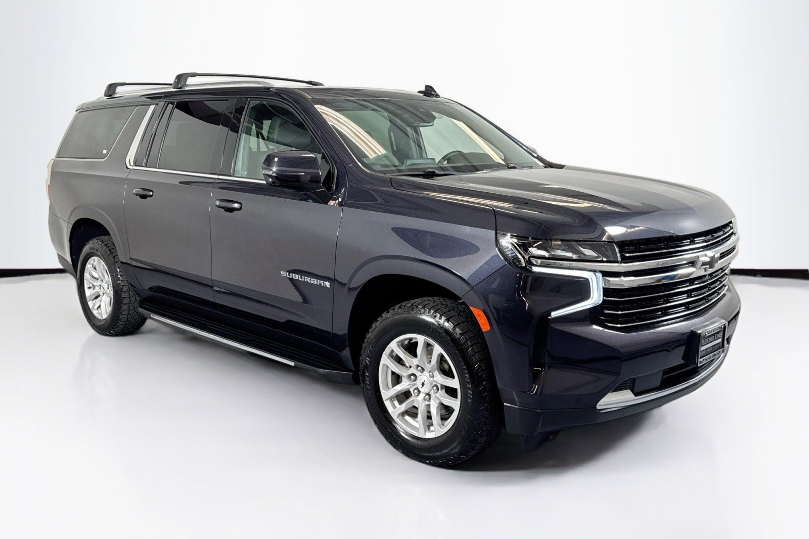 Used 2022 Chevrolet Suburban LT w/ Luxury Package image 3